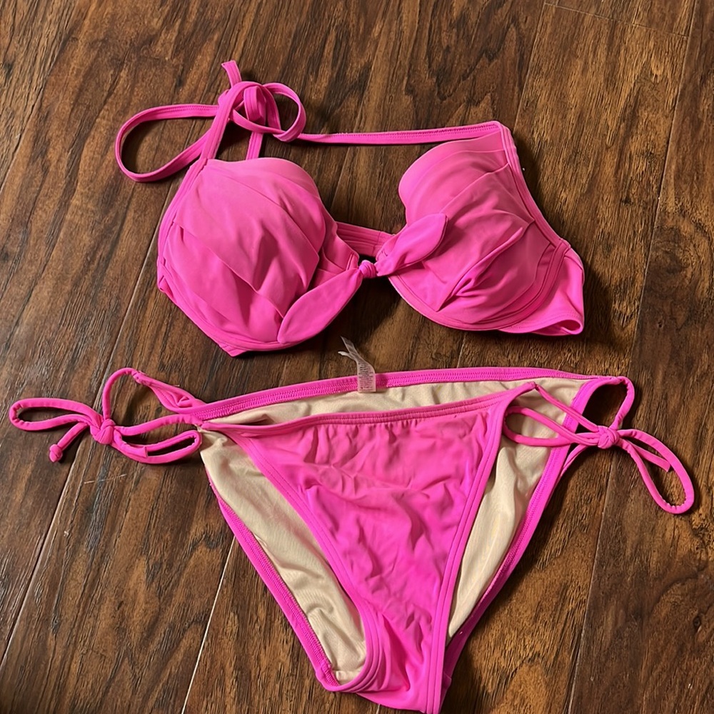 Gently used Victorias Secret Bikini!! Size 34C! 💗 top & Medium size bottoms!